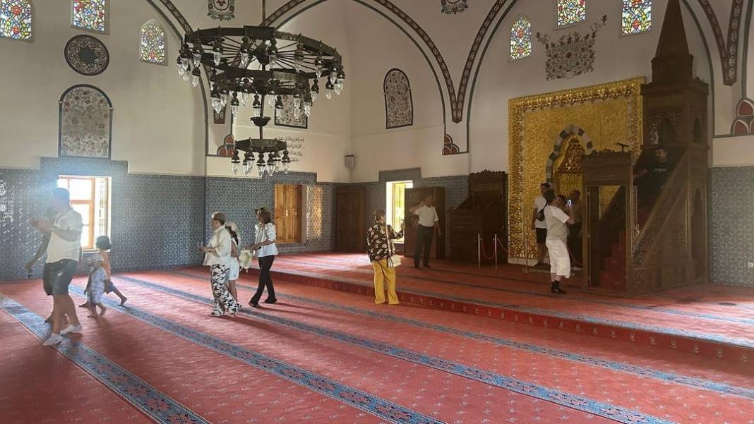 Tarihi camide tartışma yaratan görüntüler: Uyarılar da personel de yetersiz kaldı 5